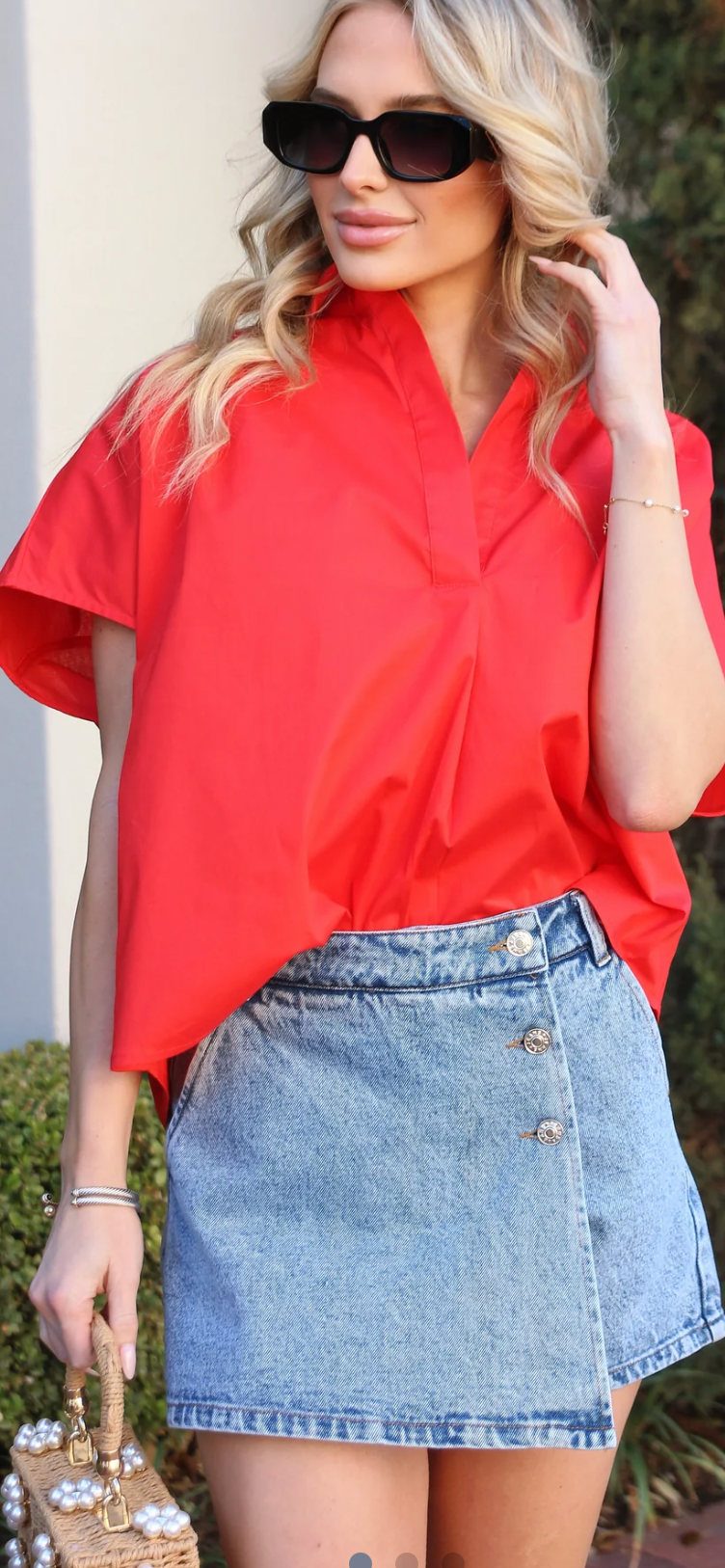 Karlie - SOLID POPLIN VNECK
COLLAR TOP